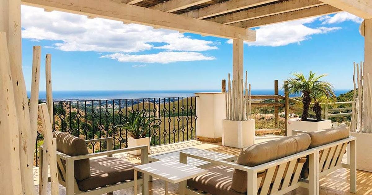 5 Ways to Accessorize Your Pergola